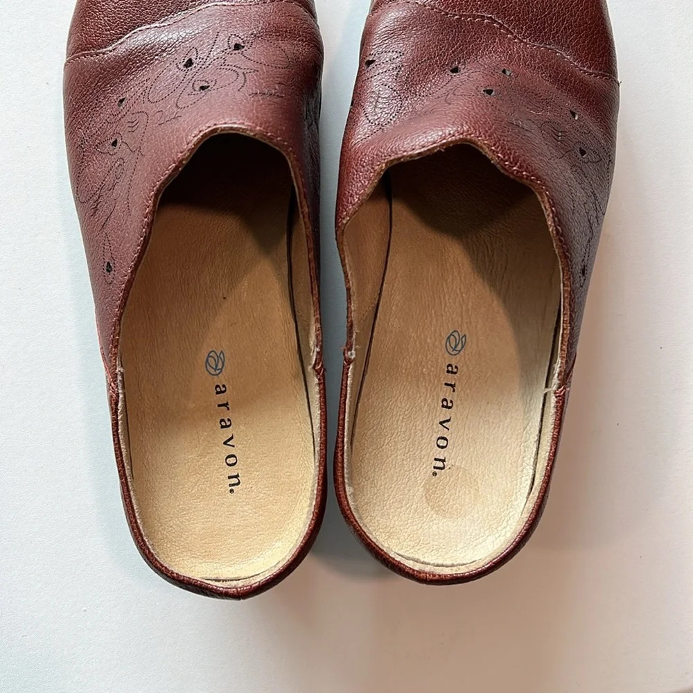 Aravon - 8.5, leather clog style slip on - Picture 4 of 7